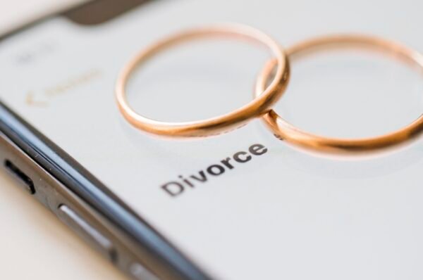 golden-rings-smartphone